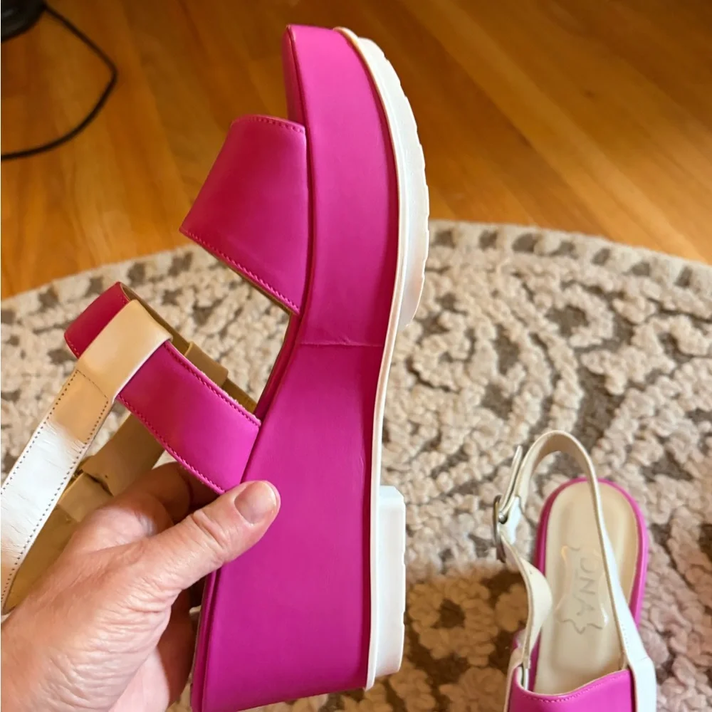 NWOT ITALIAN made fuchsia platform sandal size Euro 40.